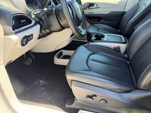 Used 2024 Chrysler Pacifica Touring-L FWD image 15