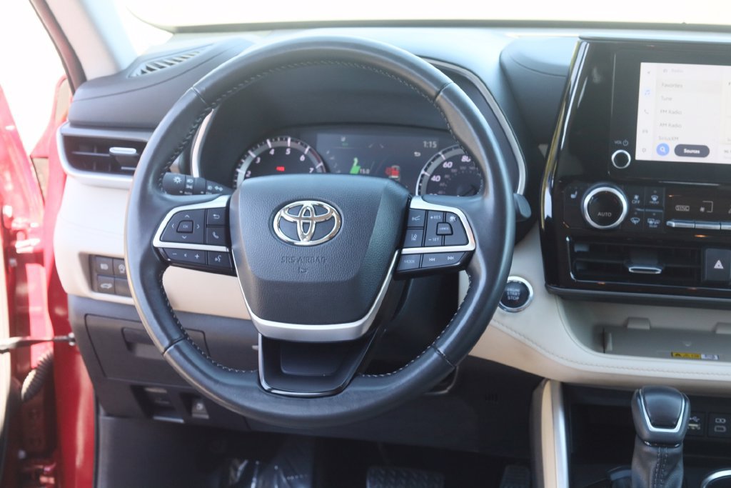 Used 2023 Toyota Highlander XLE AWD/4WD image 11