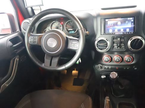 Used 2016 Jeep Wrangler Unlimited Sahara w/ Connectivity Group AWD/4WD image 31