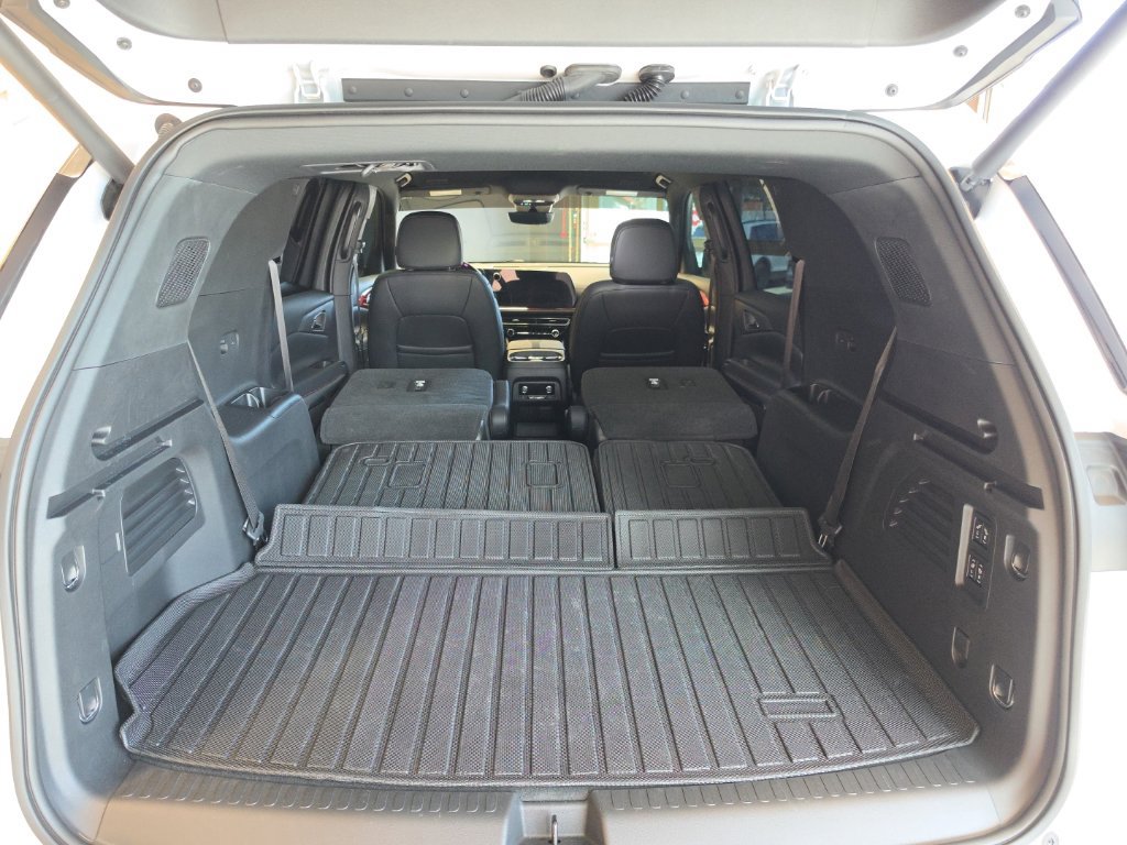 Used 2025 Chevrolet Traverse RS w/ LPO, Floor Liner Package FWD image 50