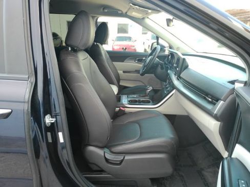 Used 2024 Kia Carnival LX FWD image 19