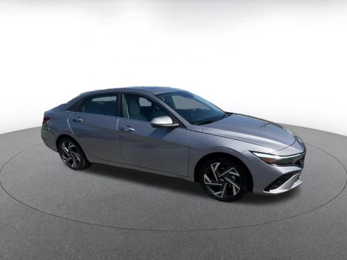Used 2025 Hyundai Elantra Limited image 2