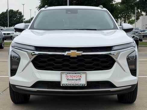Used 2025 Chevrolet Trax LT FWD image 8