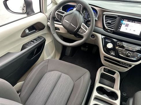 Used 2024 Chrysler Voyager LX image 20