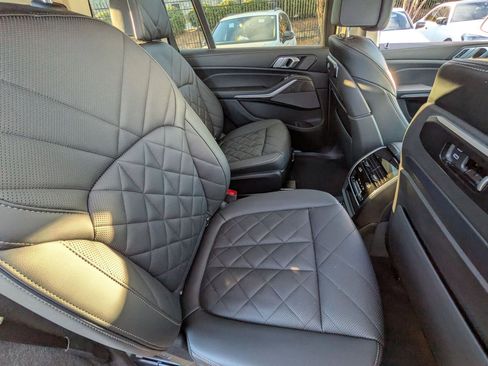 Used 2025 BMW X7 xDrive40i w/ Premium Package image 33