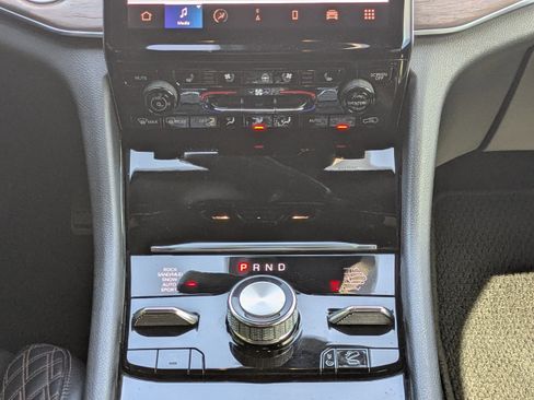 Used 2022 Jeep Grand Cherokee L Summit w/ Luxury Tech Group V AWD/4WD image 18