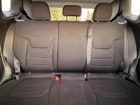 Used 2020 Jeep Renegade Latitude FWD image 22