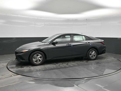 New 2026 Hyundai Elantra SE FWD image 1