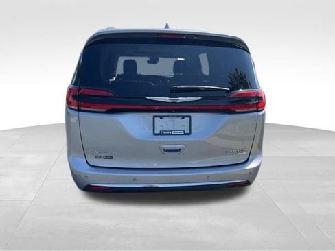 Used 2021 Chrysler Pacifica Limited AWD/4WD image 6