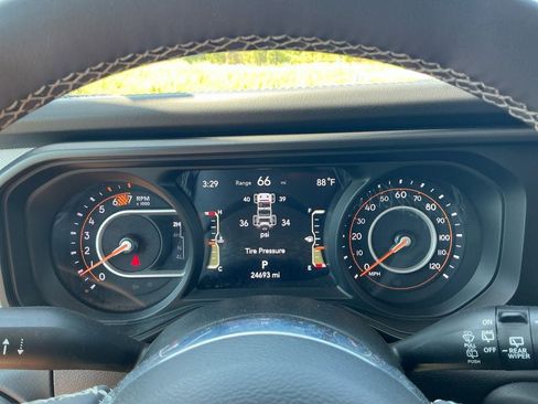 Used 2025 Jeep Wrangler Unlimited Sahara AWD/4WD image 16