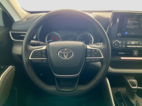 Used 2024 Toyota Highlander LE image 11