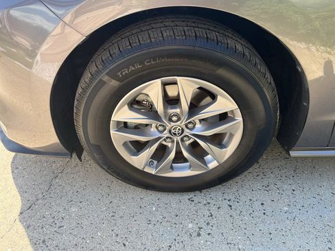 Used 2022 Toyota Sienna XLE FWD image 5