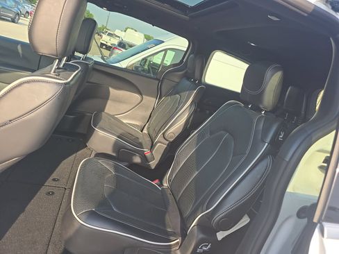 Used 2026 Chrysler Pacifica Limited FWD image 6