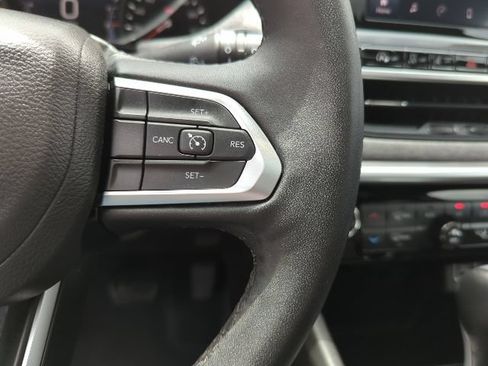 Certified 2025 Jeep Compass Latitude w/ Sun & Sound Group AWD/4WD image 13
