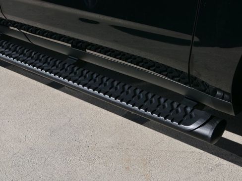 Used 2025 Chevrolet Suburban Z71 AWD/4WD image 9