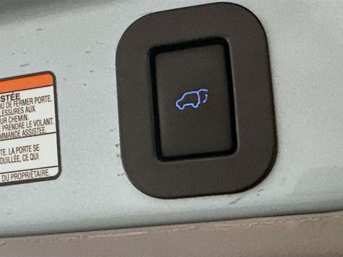 Used 2017 Toyota Sienna XLE w/ XLE Navigation Package FWD image 33