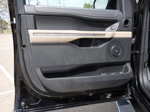 Used 2024 Ford Expedition Limited image 18