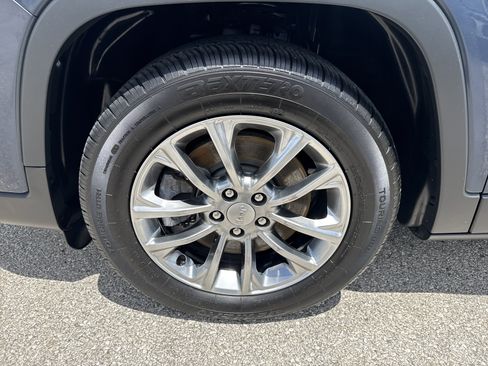 Used 2021 Jeep Cherokee Latitude Plus FWD image 11