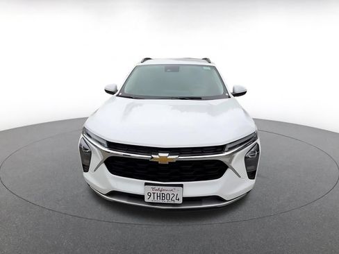 Used 2025 Chevrolet Trax LT FWD image 3