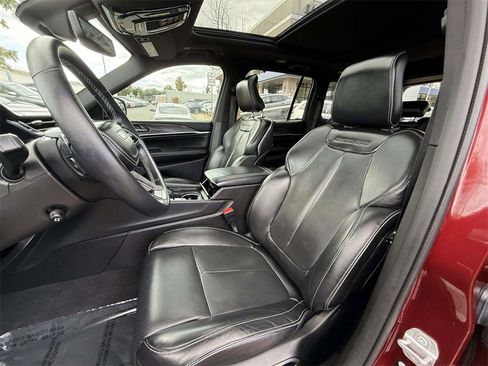 Used 2022 Jeep Grand Cherokee Overland w/ Luxury Tech Group IV image 19