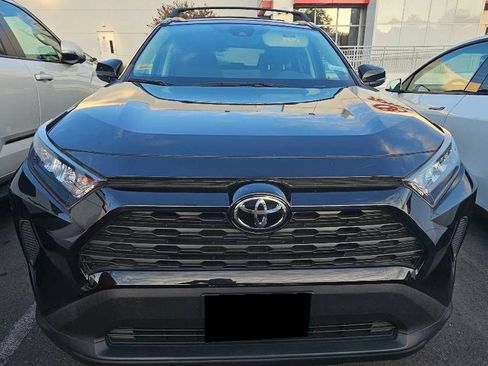 Used 2021 Toyota RAV4 LE AWD/4WD image 2