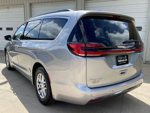 Used 2021 Chrysler Pacifica Touring image 5