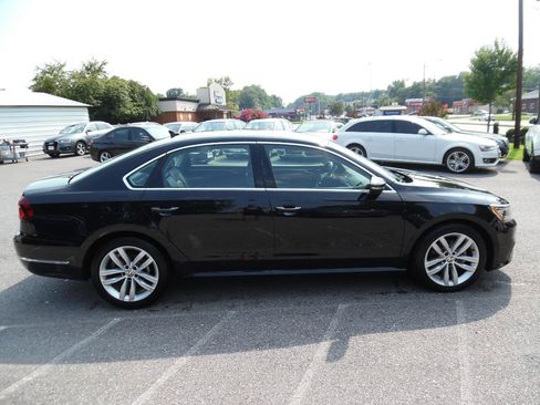 Used 2018 Volkswagen Passat 2.0T SE FWD image 7