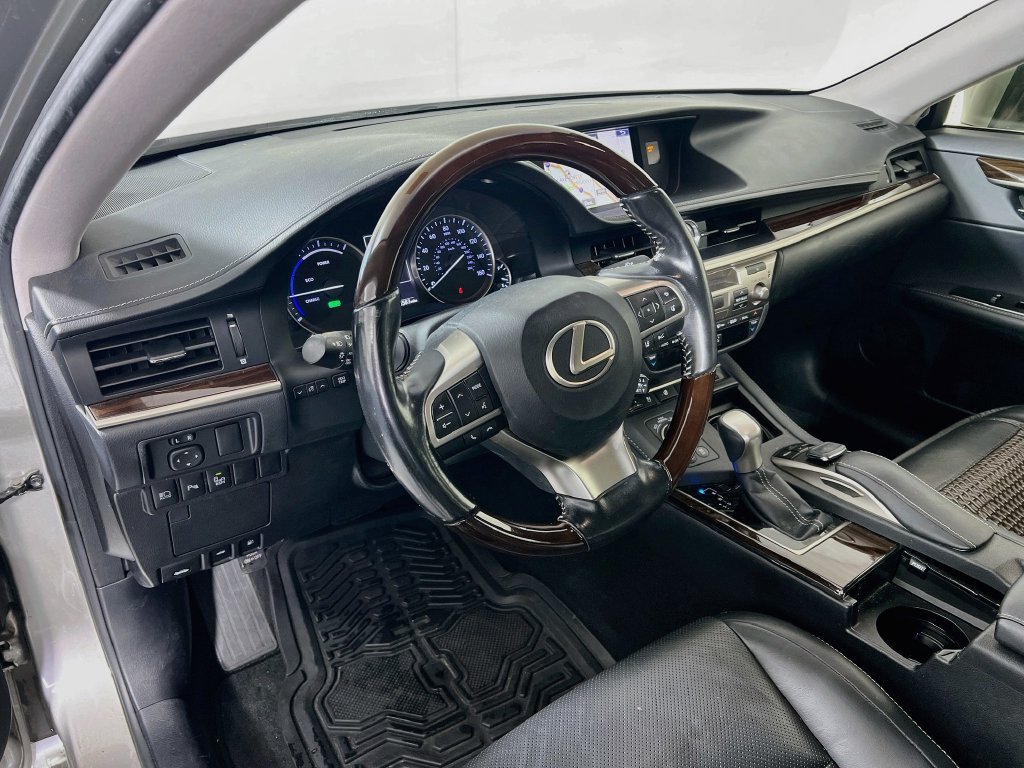 Used 2016 Lexus ES 300h w/ Luxury Package w/Wood Trim FWD image 6