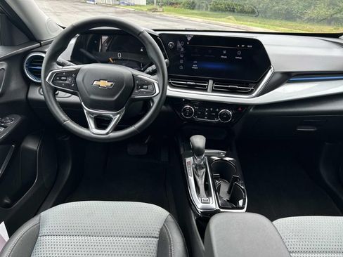 Used 2025 Chevrolet Trax LT w/ Driver Confidence Package FWD image 22