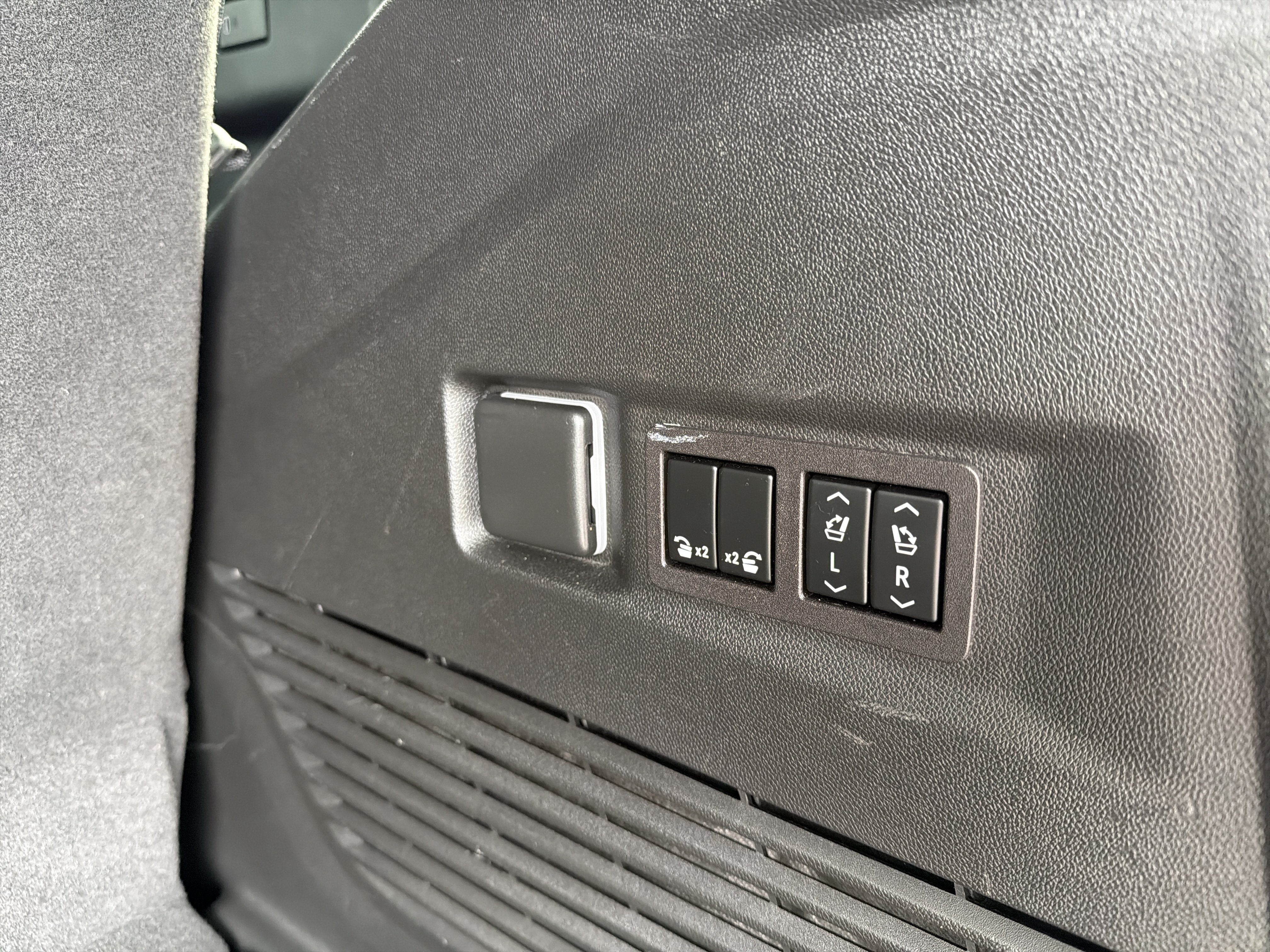 Used 2023 Chevrolet Tahoe RST w/ Luxury Package AWD/4WD image 30