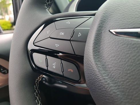 New 2023 Chrysler Pacifica Limited w/ Uconnect Theater Family Group image 23