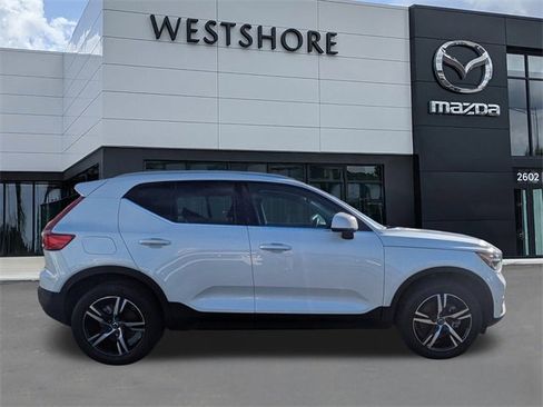 Used 2023 Volvo XC40 B5 Plus image 2