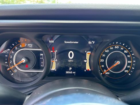 Used 2024 Jeep Wrangler Unlimited Sahara AWD/4WD image 28