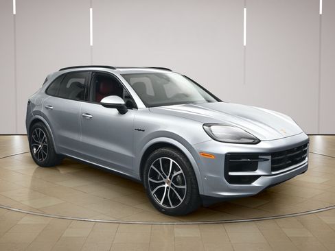 Certified 2025 Porsche Cayenne E-Hybrid AWD/4WD image 25