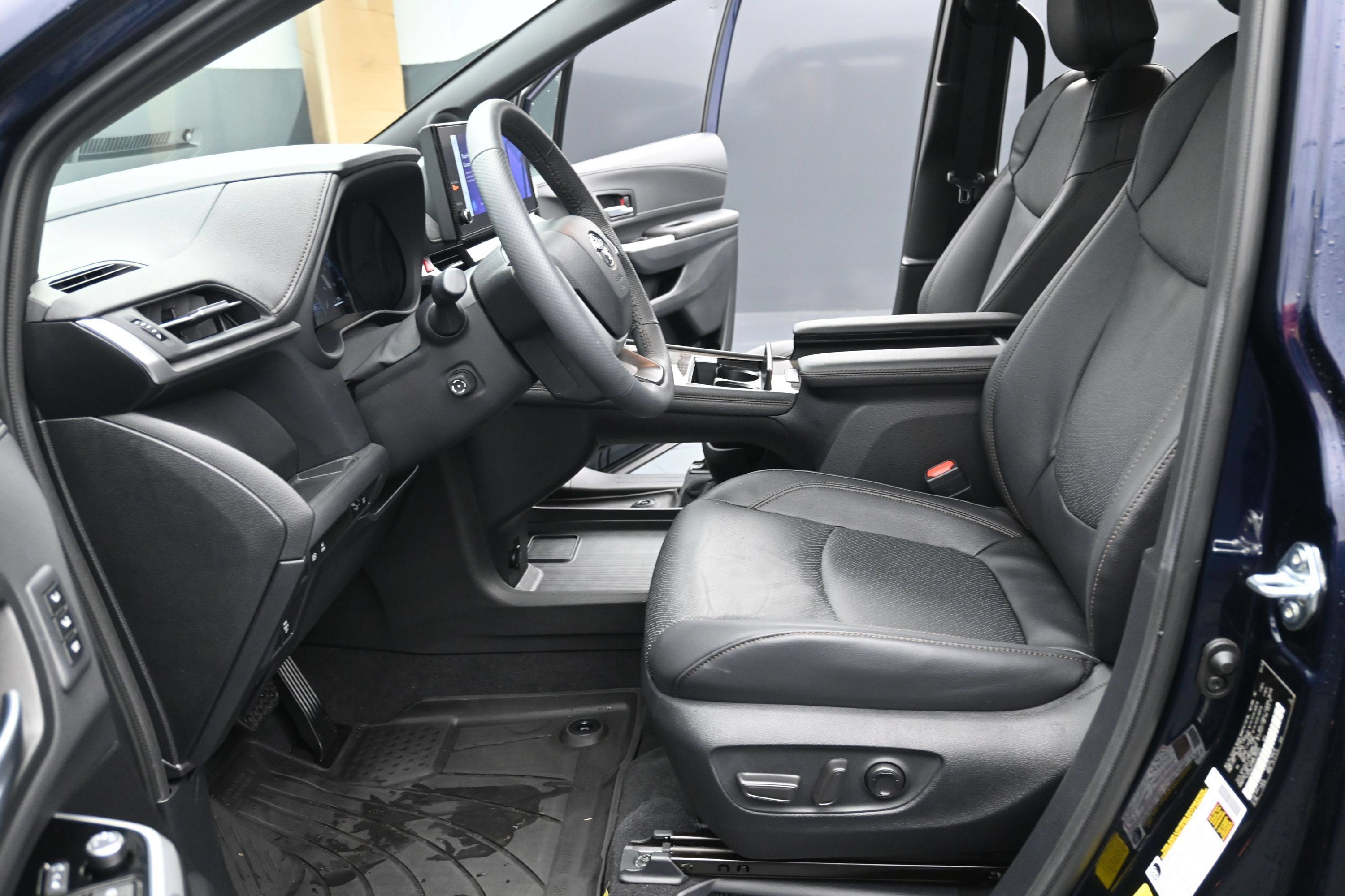 Used 2026 Toyota Sienna Limited FWD image 24