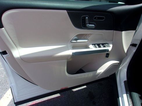 Used 2021 Mercedes-Benz GLB 250 image 9