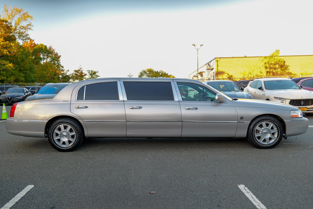 Used 2008 Lincoln Town Car Executive RWD image 8