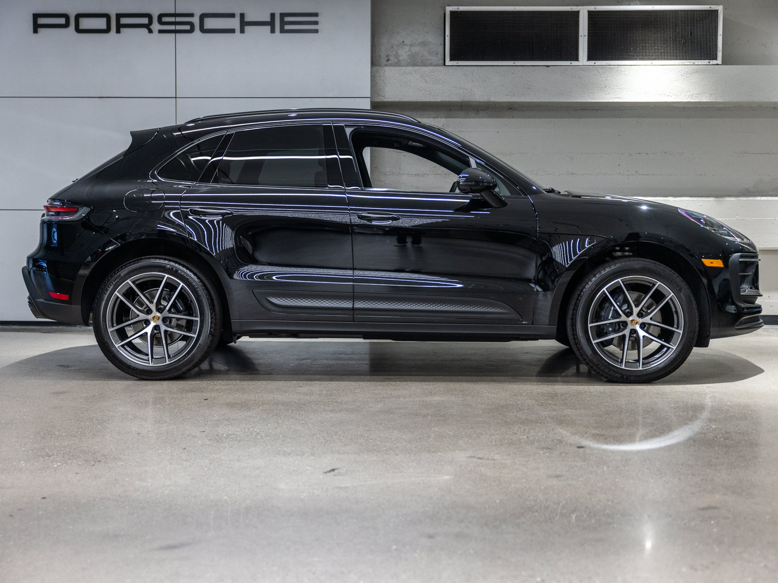 Used 2026 Porsche Macan AWD/4WD image 8