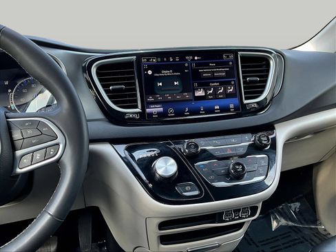 Used 2024 Chrysler Pacifica Touring-L FWD image 12