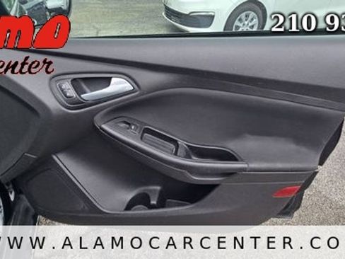 Used 2018 Ford Focus SE FWD image 18