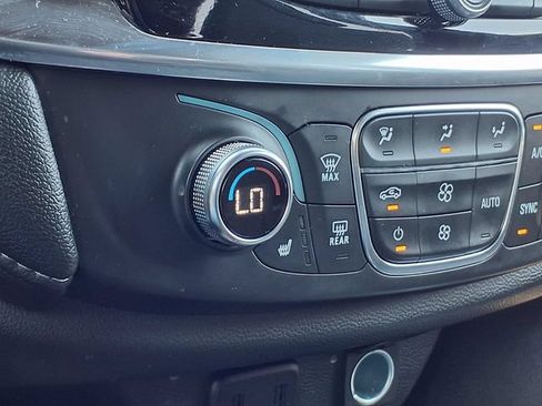 Used 2023 Chevrolet Traverse LT FWD image 5