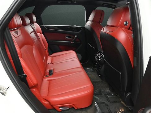 Used 2018 Bentley Bentayga image 19