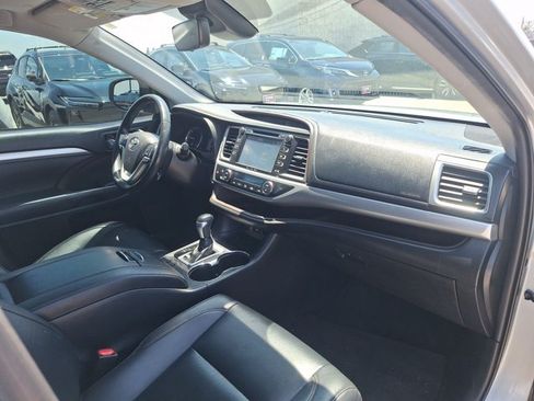 Used 2019 Toyota Highlander XLE w/ Carpet Mat Package (TMS) FWD image 17