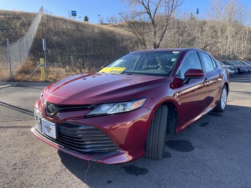 Used 2018 Toyota Camry LE image 3