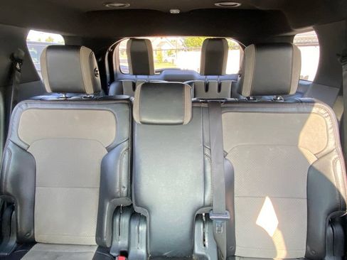 Used 2017 Ford Explorer XLT w/ XLT Technology Feature Bundle AWD/4WD image 29