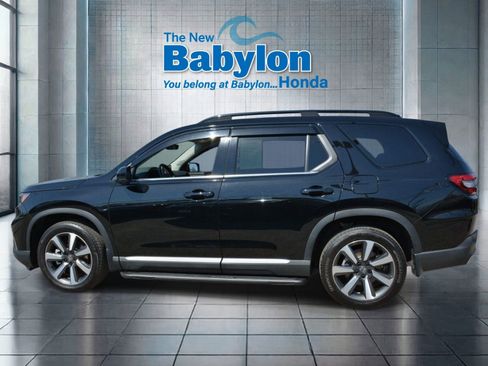 Used 2025 Honda Pilot Touring image 2
