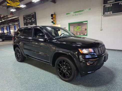 Used 2017 Jeep Grand Cherokee Altitude AWD/4WD image 4