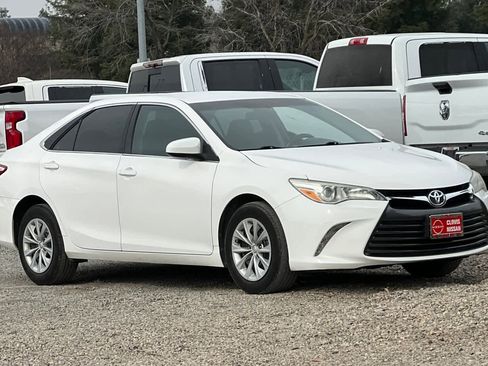 Used 2015 Toyota Camry LE image 10