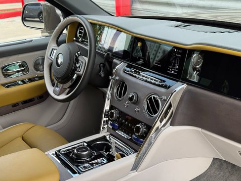 Used 2025 Rolls-Royce Cullinan AWD/4WD image 34