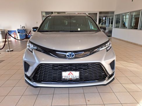 Used 2025 Toyota Sienna XSE image 3